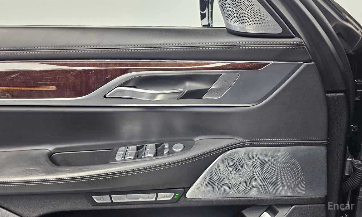 2016 BMW 7 серии VI (G11/G12) Рестайлинг 750Li xDrive Prestige с пробегом 108 576 км