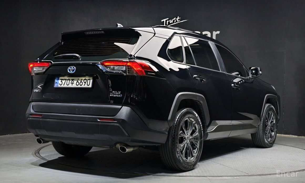 2023 Toyota RAV4 V (XA50) 2.5 2WD Hybrid XLE с пробегом 31 351 км