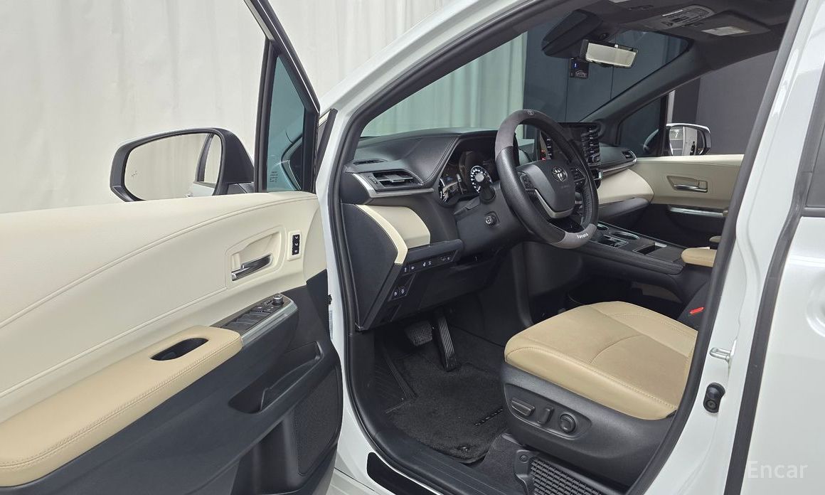 2023 Toyota Sienna IV 2.5 Hybrid 2WD с пробегом 12 363 км