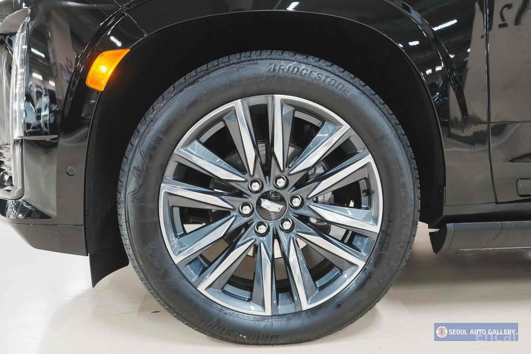2023 Cadillac Escalade V 6.2 Sports Platinum с пробегом 13 000 км