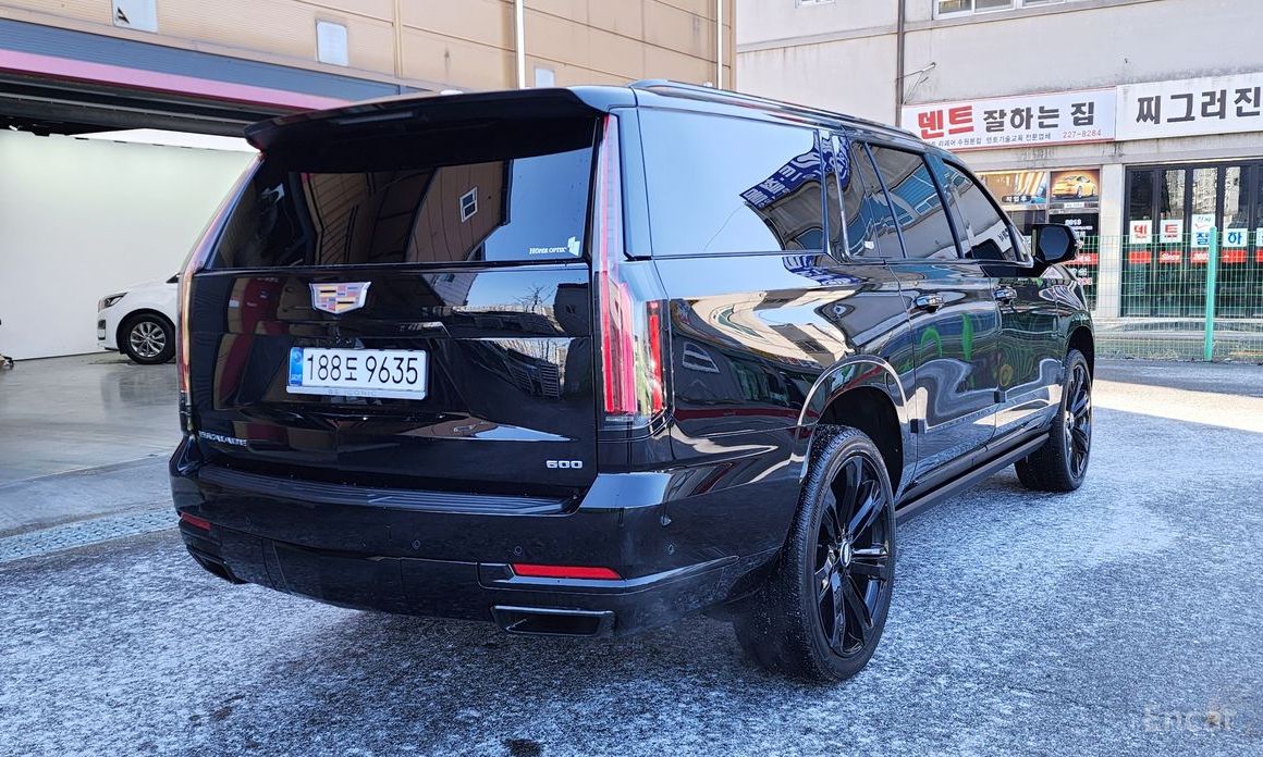 2025 Cadillac Escalade V 6.2 ESV ESV Sports Platinum с пробегом 11 104 км