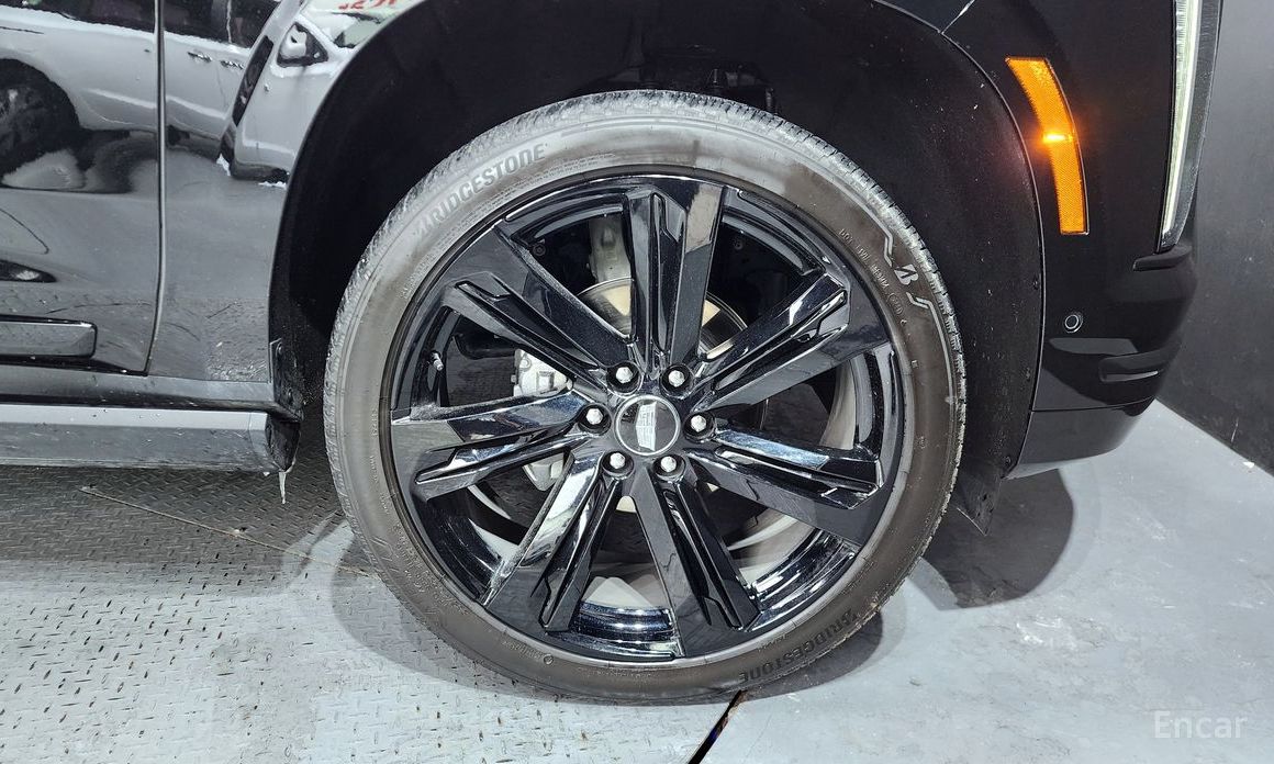 2025 Cadillac Escalade V 6.2 ESV ESV Sports Platinum с пробегом 11 104 км