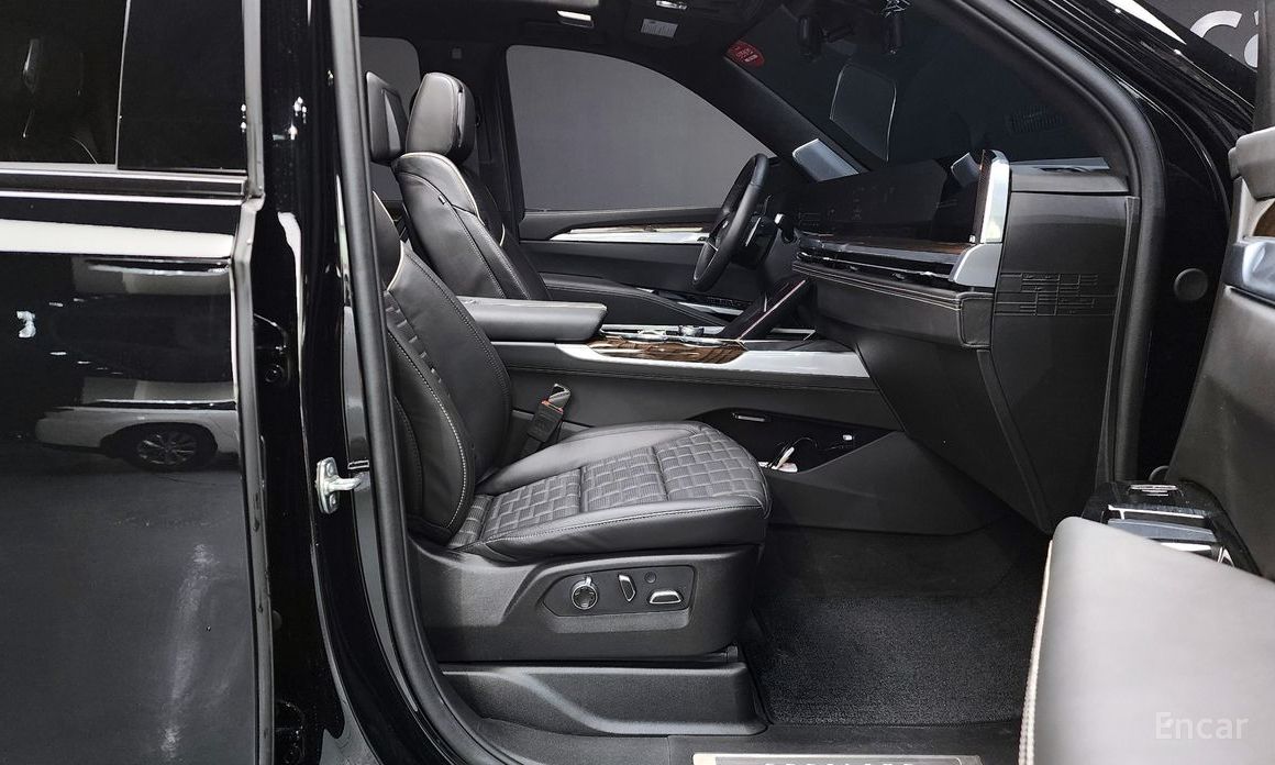 2025 Cadillac Escalade V 6.2 ESV ESV Sports Platinum с пробегом 11 104 км