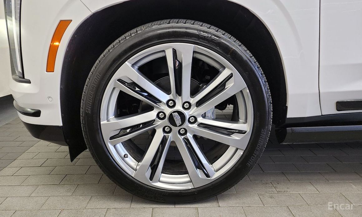 2025 Cadillac Escalade V 6.2 ESV ESV Sports Platinum с пробегом 14 837 км
