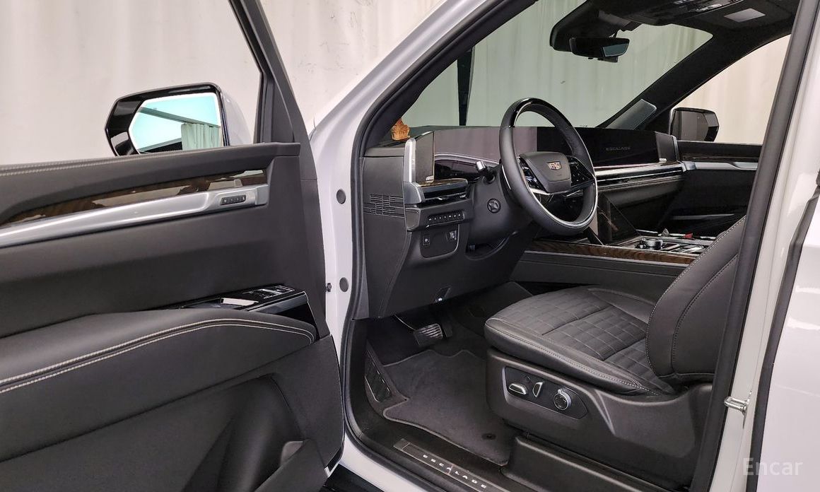 2025 Cadillac Escalade V 6.2 ESV ESV Sports Platinum с пробегом 14 837 км