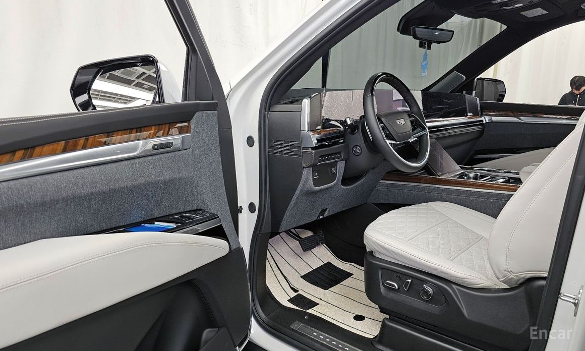 2025 Cadillac Escalade V 6.2 ESV ESV Sports Platinum с пробегом 5 888 км