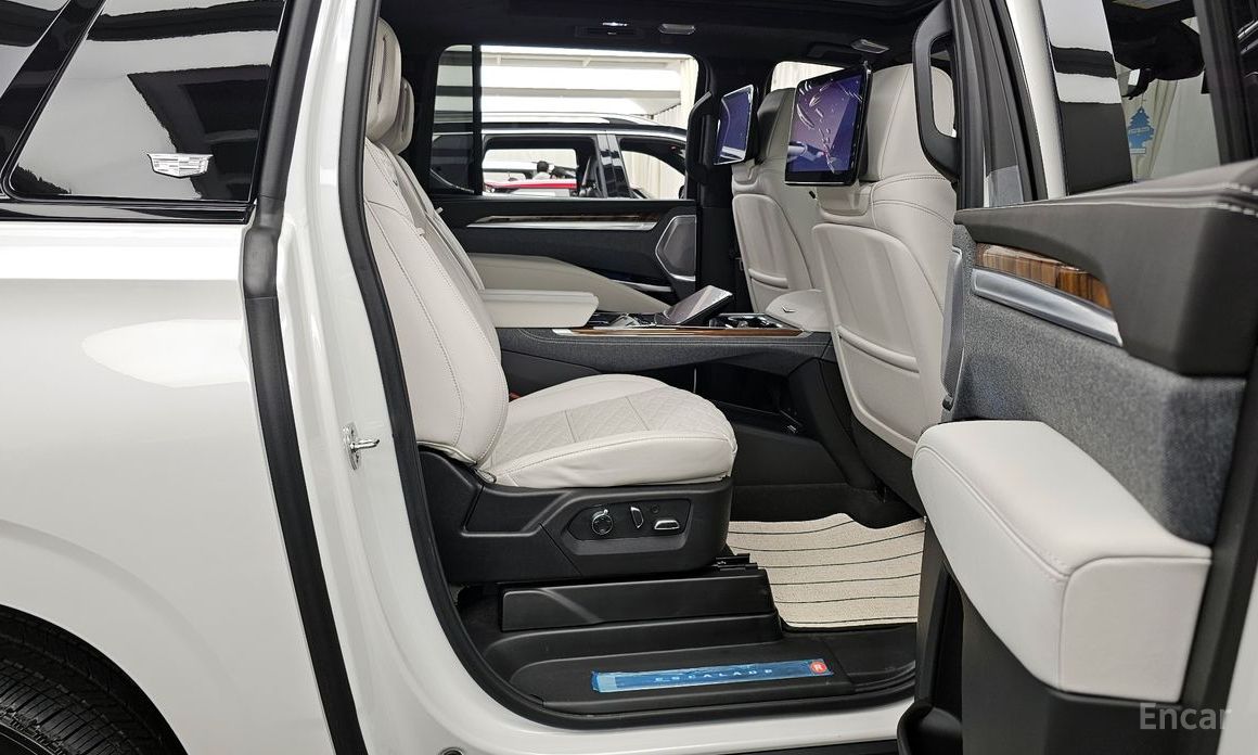 2025 Cadillac Escalade V 6.2 ESV ESV Sports Platinum с пробегом 5 888 км
