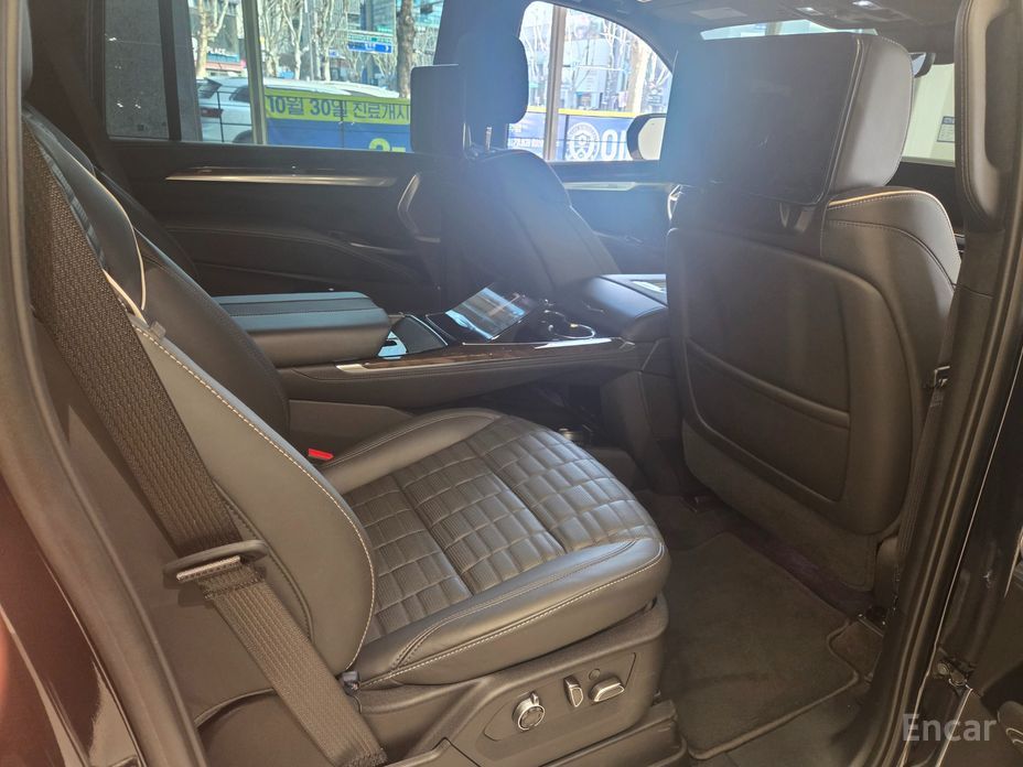 2025 Cadillac Escalade V 6.2 ESV ESV Sports Platinum с пробегом 9 244 км