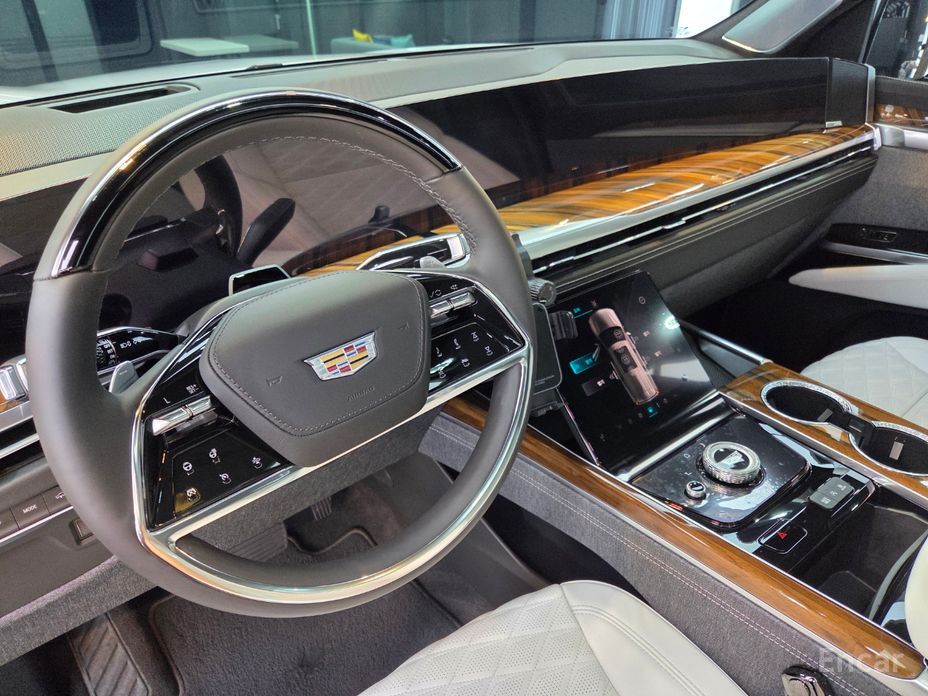 2025 Cadillac Escalade V 6.2 ESV ESV Sports Platinum с пробегом 1 550 км