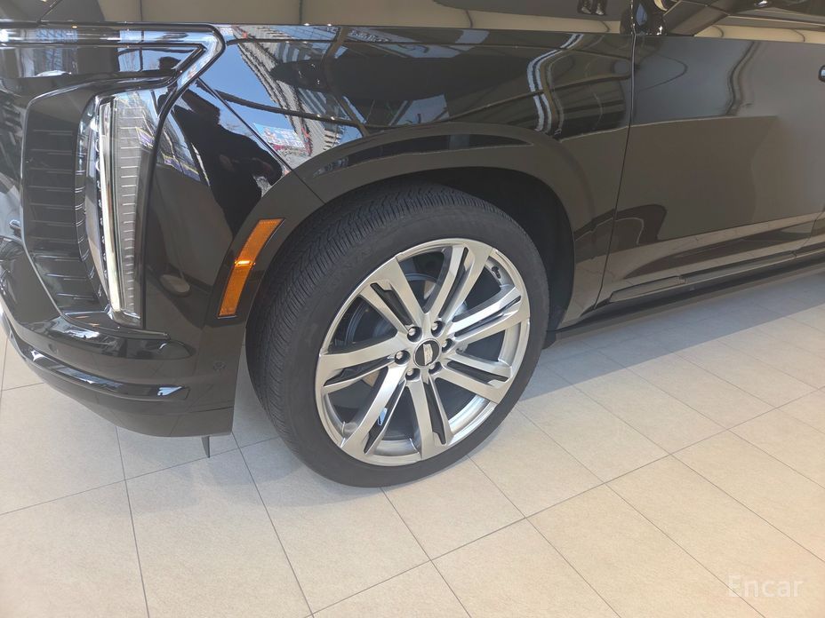 2025 Cadillac Escalade V 6.2 ESV ESV Sports Platinum с пробегом 9 244 км
