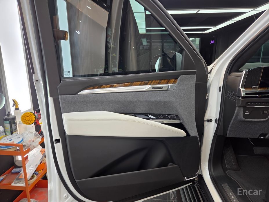 2025 Cadillac Escalade V 6.2 ESV ESV Sports Platinum с пробегом 1 550 км