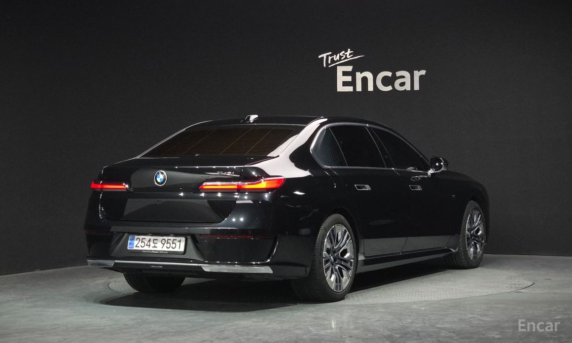 2023 BMW 7 серии VII (G70) 740i sDrive Design Pure Excellence с пробегом 21 736 км