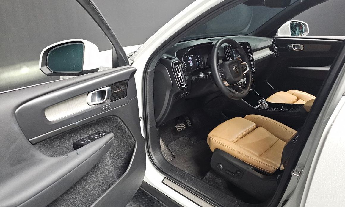 2021 Volvo XC40 I B4 Inscription с пробегом 50 141 км