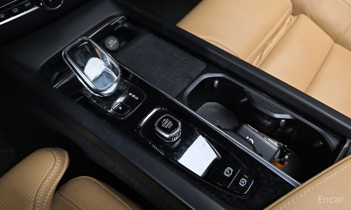 2022 Volvo XC60 II Рестайлинг B5 Inscription с пробегом 45 810 км