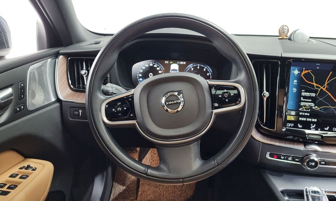 2021 Volvo XC60 II Рестайлинг B6 Inscirtion с пробегом 51 582 км