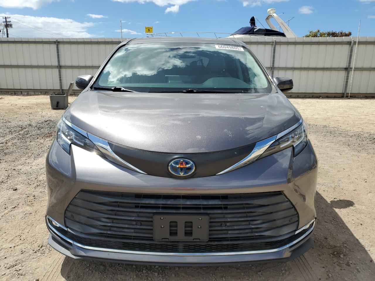 TOYOTA SIENNA XLE 2021