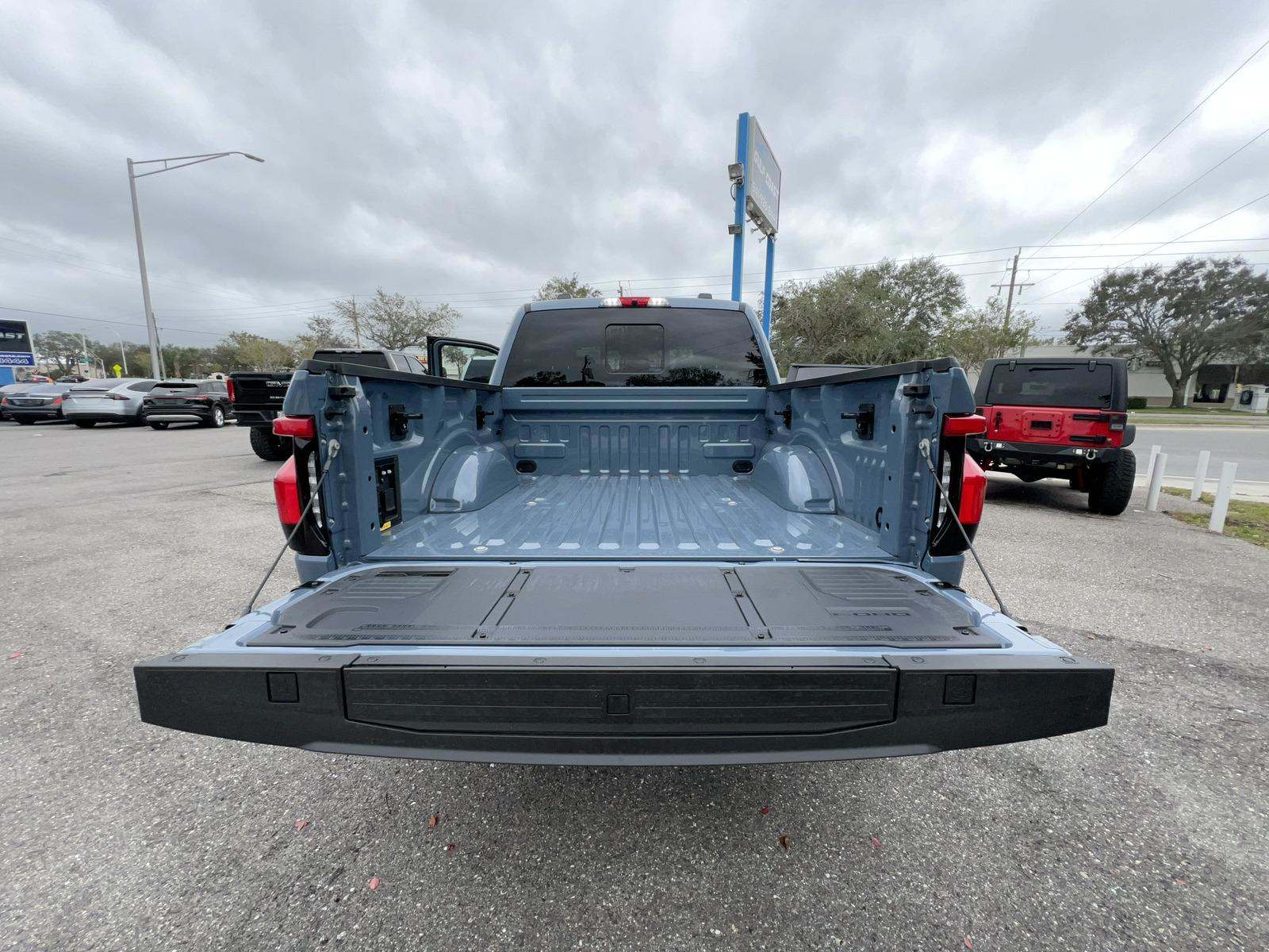 Ford F-150 Lightning LARIAT 2023