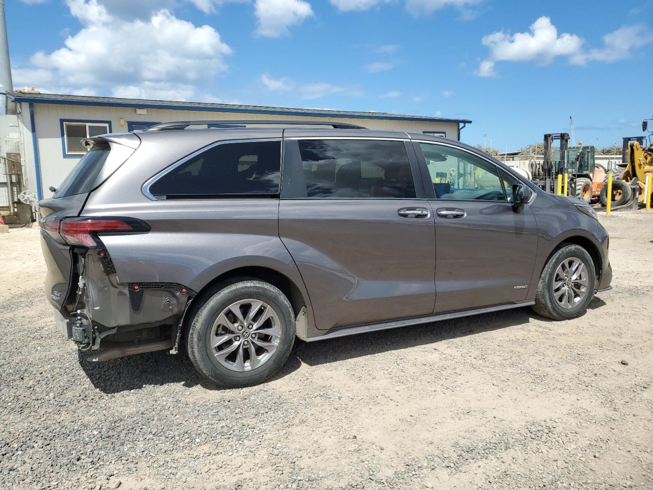 TOYOTA SIENNA XLE 2021