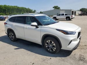 TOYOTA HIGHLANDER XLE 2021