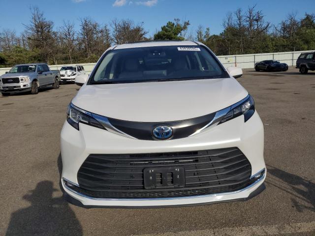 TOYOTA SIENNA XLE 2024