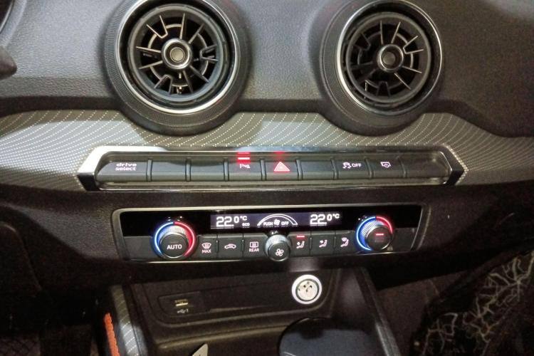 AUDI Q2L e-tron 2019