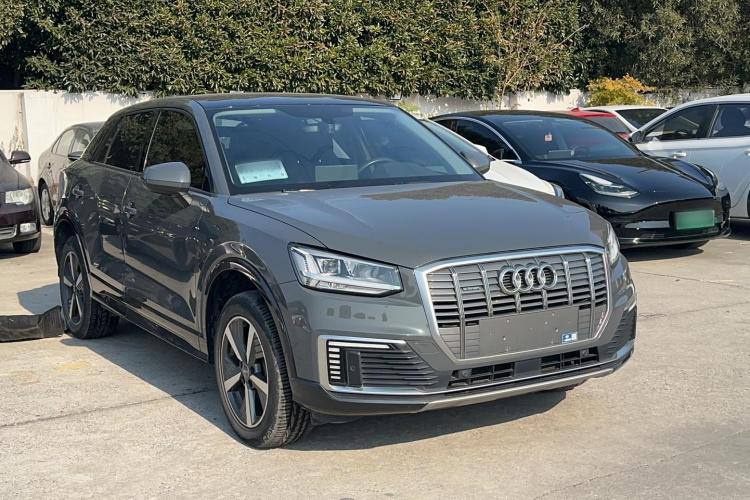 AUDI Q2L e-tron 2019