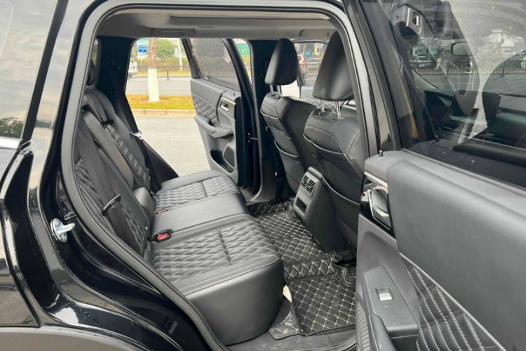 MITSUBISHI OUTLANDER 2023