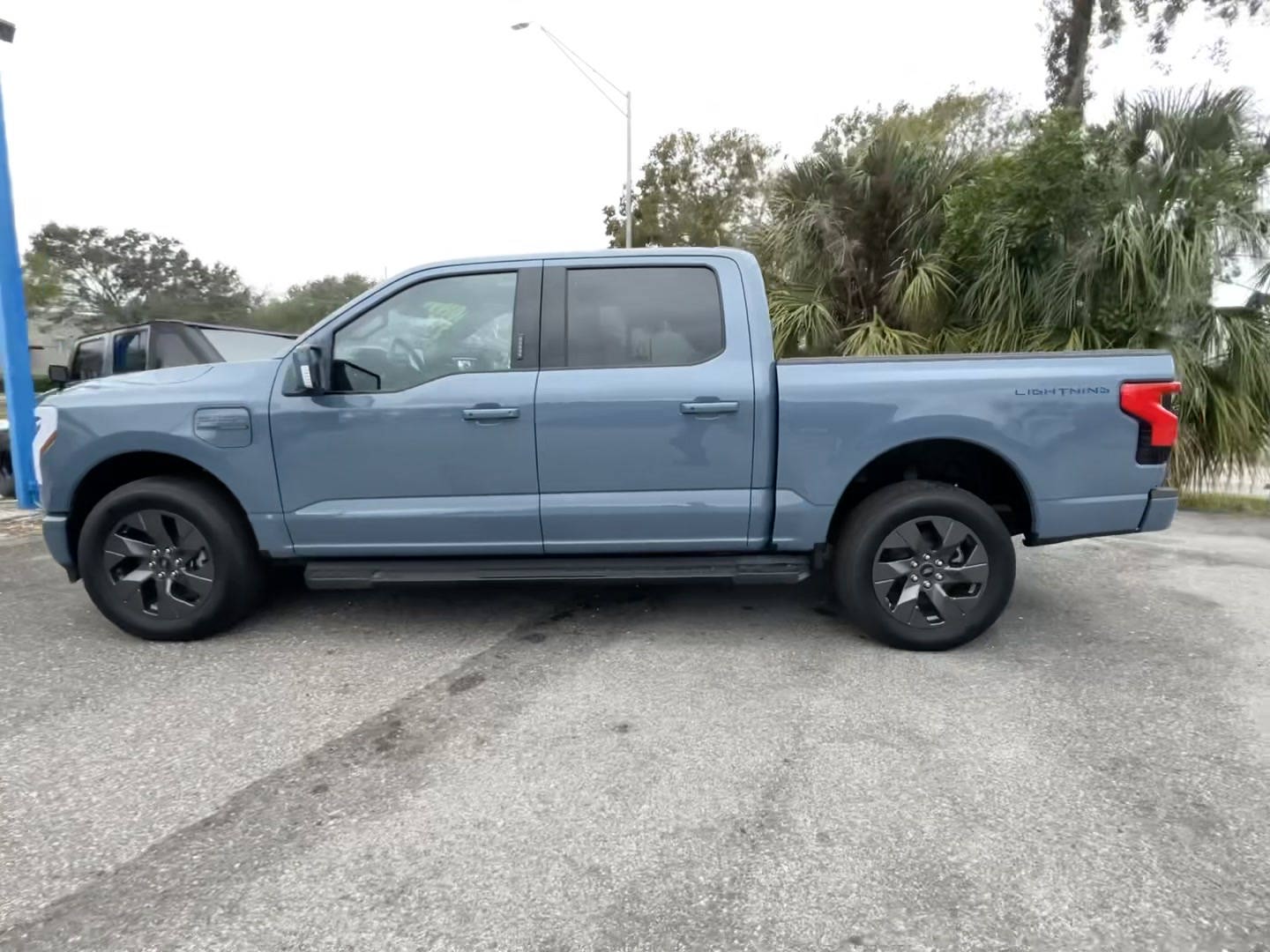 Ford F-150 Lightning LARIAT 2023