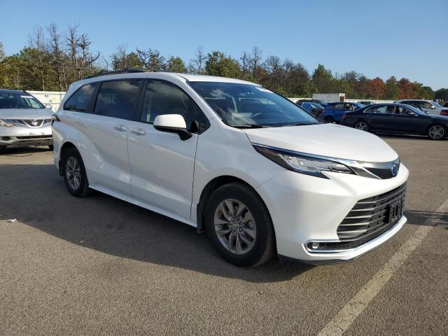 TOYOTA SIENNA XLE 2024