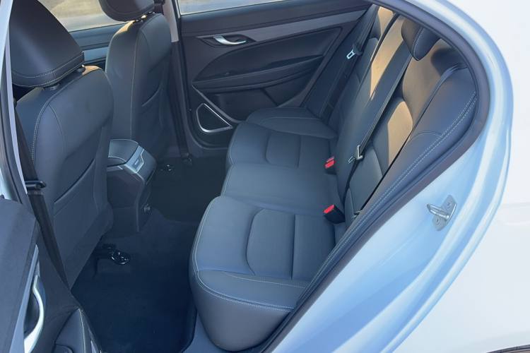 Geely Emgrand 2021